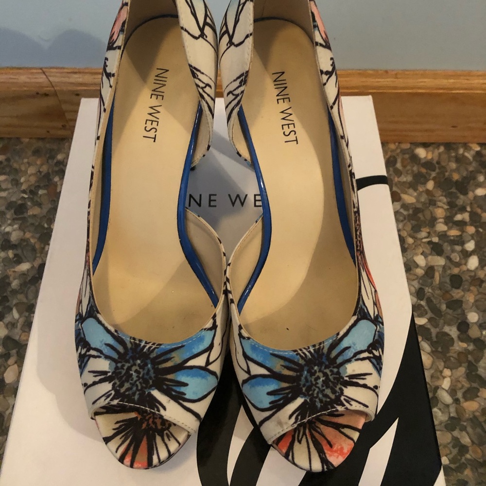 Gorgeous Nine West flowered pump